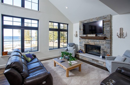 Sturgeon Bay House | Stunning modern home - Bayfront - Sunset Serenity