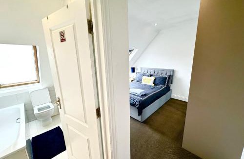 West Hendon Apartment | Stunning Modern, Private Apartment,15 Mins To Central London