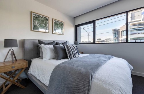 Richmond North Apartment | Stunning Modern Style with a Gym, Pool and Spa