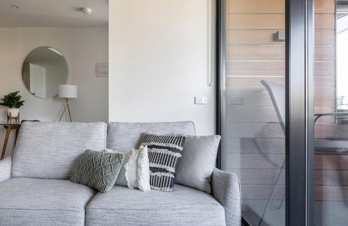 Richmond North Apartment | Stunning Modern Style with a Gym, Pool and Spa