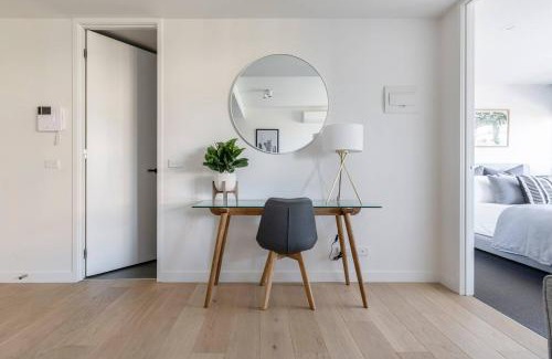 Richmond North Apartment | Stunning Modern Style with a Gym, Pool and Spa