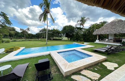 Los Mangos Villa | Stunning Modern Villa on golf course, very close to Beach, NEW JACUZZI !