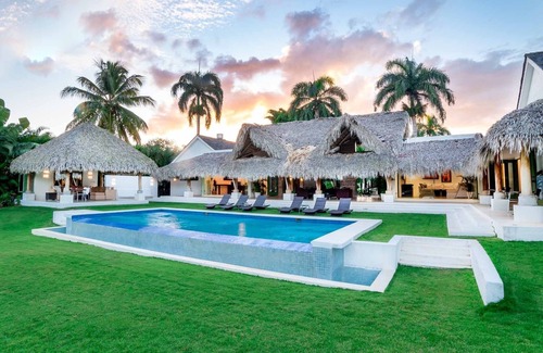 Los Mangos Villa | Stunning Modern Villa on golf course, very close to Beach, NEW JACUZZI !
