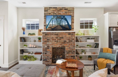 Chattanooga House | Stunning & Modern w Roman Bath, Fireplace, Firepit