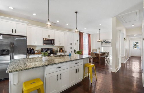 Chattanooga House | Stunning & Modern w Roman Bath, Fireplace, Firepit