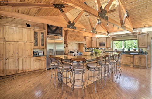 Olney Cabin | Stunning Montana Retreat: Hot Tub, On-Site Hiking!