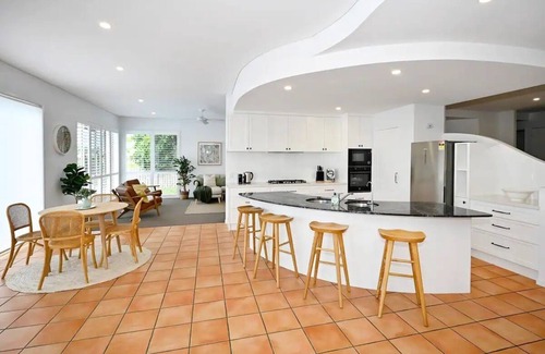 Mooloolaba House | Stunning Mooloolaba Waterfront Home -10 guests ZB1