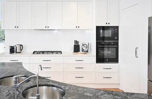 Mooloolaba House | Stunning Mooloolaba Waterfront Home -10 guests ZB1