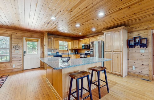 Ridgeline Vistas Cabin | Stunning mountain cabin w/free WiFi/private hot tub/gameroom/gas fireplace