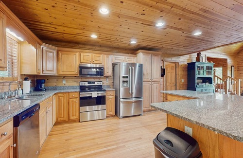 Ridgeline Vistas Cabin | Stunning mountain cabin w/free WiFi/private hot tub/gameroom/gas fireplace
