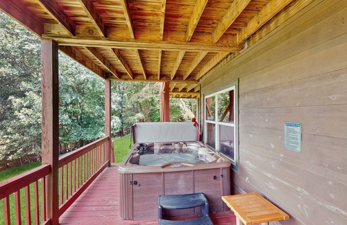 Ridgeline Vistas Cabin | Stunning mountain cabin w/free WiFi/private hot tub/gameroom/gas fireplace