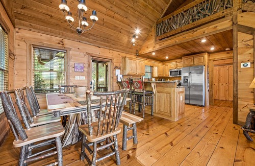 Mineral Bluff Cabin | STUNNING mountain views facing sunset, hot tub, 3 king bedrooms + attached baths