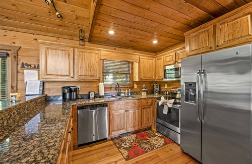 Mineral Bluff Cabin | STUNNING mountain views facing sunset, hot tub, 3 king bedrooms + attached baths