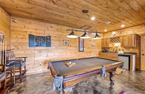 Mineral Bluff Cabin | STUNNING mountain views facing sunset, hot tub, 3 king bedrooms + attached baths