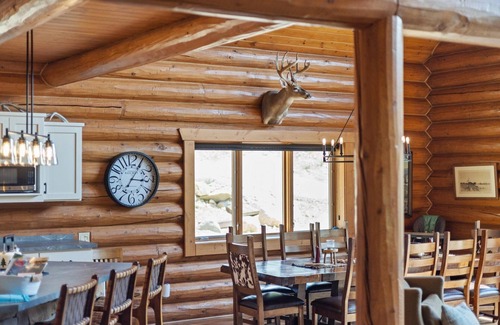 Red Lodge Cabin | Stunning Mountain views, offers Wi-Fi, hot tub, and is dog friendly - Last Resort