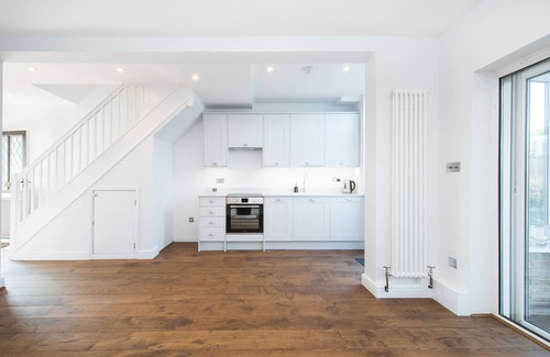 West Twickenham House | Stunning new 2 bedroom home with free parking