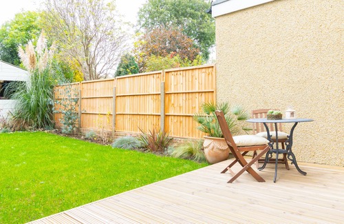 West Twickenham House | Stunning new 2 bedroom home with free parking