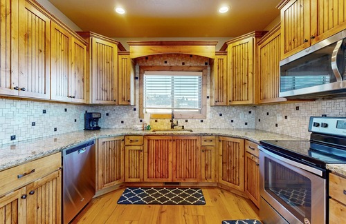 Garden City Cabin | Stunning new cabin with 2 hot tubs, lake views, firepit, basketball, pickleball