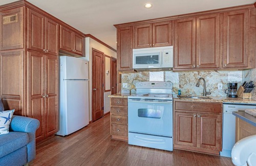 Folly Field Condo | Stunning Ocean View from top floor Admirals Row 402
