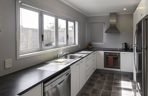 Whangamata House | Stunning Ocean Road Bach