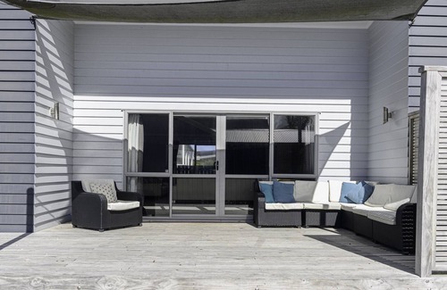Whangamata House | Stunning Ocean Road Bach