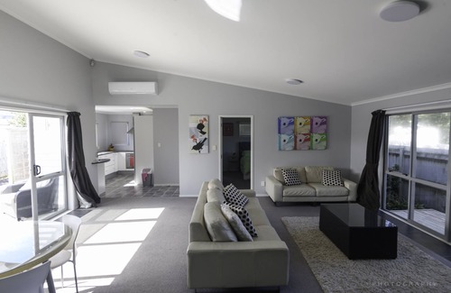 Whangamata House | Stunning Ocean Road Bach