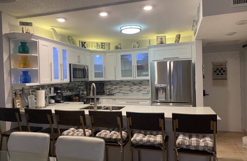 Hollywood South Central Beach Apartment | Stunning Ocean View Condo with Private beach access, Wifi & free valet parking!