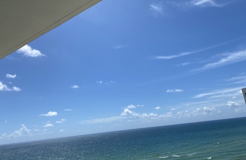 Hollywood South Central Beach Apartment | Stunning Ocean View Condo with Private beach access, Wifi & free valet parking!
