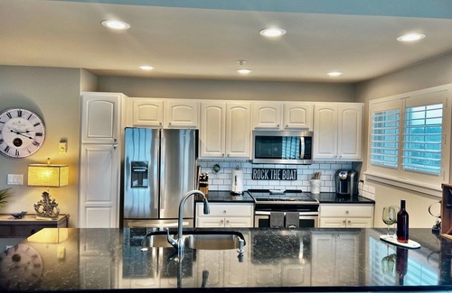 Washington Condo | Stunning Ocean View ~ Saltwater Pool ~ Hot tub ~ 2BR/2 Bath