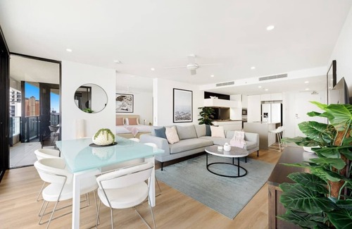 Broadbeach Apartment | Stunning Ocean Views 20th floor Oracle Tower 1