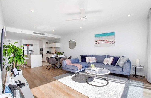 Broadbeach Apartment | Stunning Ocean Views Oracle Level 30 Parking