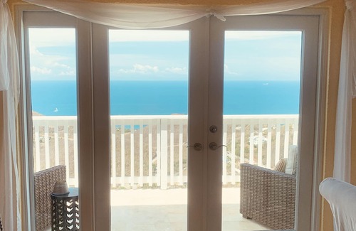 South Coast Villa | Stunning Ocean Views in Island-Flavor Elegance, with Balconies, Parrots, Geckos.