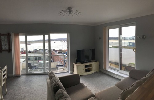 Exmouth Apartment | Stunning Ocean Views, Modern Decor, Sleep 6. WiFi