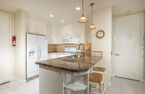 Townsite Condo | Stunning Ocean Views, Pool, Fitness Center & 2 Parking Spaces Included