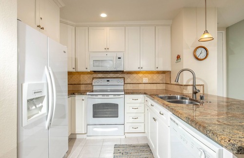 Townsite Condo | Stunning Ocean Views, Pool, Fitness Center & 2 Parking Spaces Included
