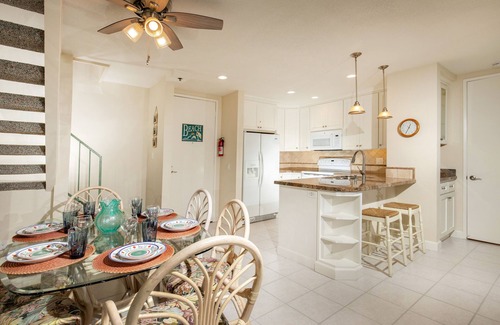 Townsite Condo | Stunning Ocean Views, Pool, Fitness Center & 2 Parking Spaces Included