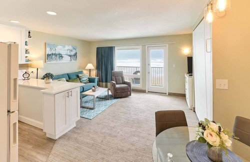 Lincoln City Condo | Stunning Oceanfront Suite - Full Kitchen - Pool and Hot Tub!