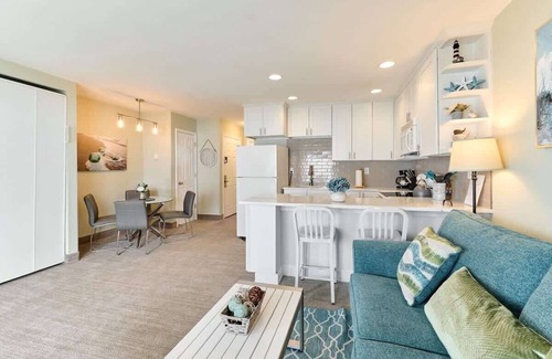 Lincoln City Condo | Stunning Oceanfront Suite - Full Kitchen - Pool and Hot Tub!