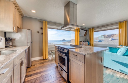 Oceanside Condo | Stunning Oceanfront Condo w/views - room for 8 and 2 dogs