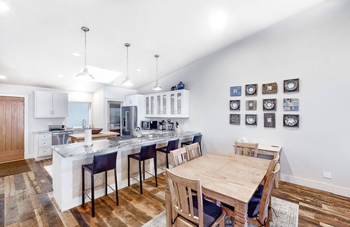 Depoe Bay House | Stunning oceanfront retreat w/gourmet kitchen & high-speed WiFi - dogs welcome