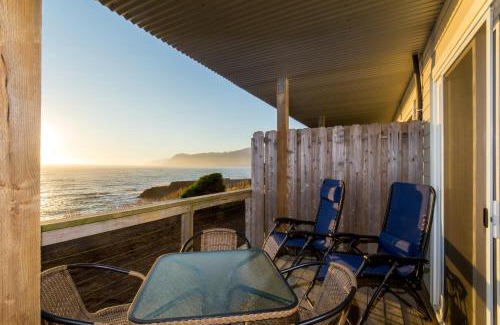 Shelter Cove Apartment | Stunning Oceanview Shelter Cove! by OceanviewHotTubs Oceanfront! Tesla EV station