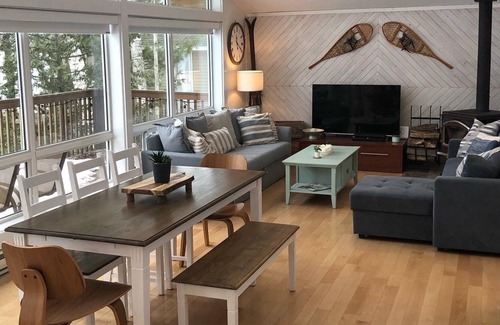 Carden Cottage | Stunning Open Concept Viceroy Chalet Style Cottage on Lake Dalrymple.