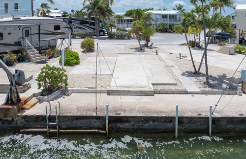 Cudjoe Key RV Rental | Stunning Open Water RV Lot with 38' Seawall and Great Amenities in Gated Community