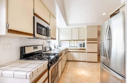 Winnetka House | STUNNING! Oversized 4 Bedroom Modern House