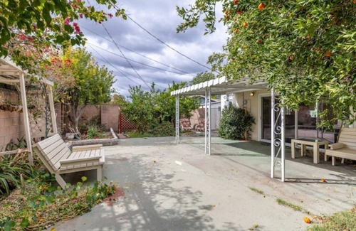 Winnetka House | STUNNING! Oversized 4 Bedroom Modern House