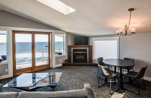 Nelscott House | Stunning Panoramic Ocean Views From Penthouse Suite w/ Hot Tub, Soaking Tub, Pet Friendly, Fireplace