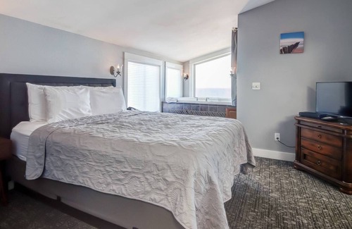 Nelscott House | Stunning Panoramic Ocean Views From Penthouse Suite w/ Hot Tub, Soaking Tub, Pet Friendly, Fireplace