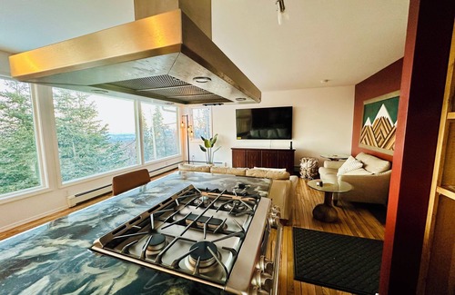 Hillside East House | Stunning panoramic views on private half acre luxury furnishings gourmet kitchen