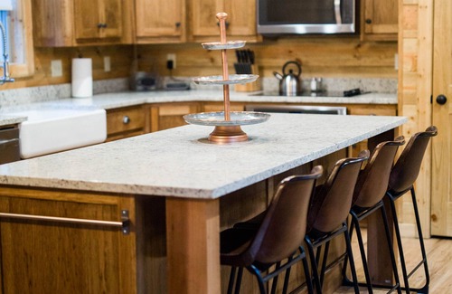 Broken Bow Cabin | Stunning! Party of Five Lodge! Game Room, Hot Tub, Fire pit, FREE Firewood!