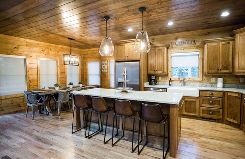 Broken Bow Cabin | Stunning! Party of Five Lodge! Game Room, Hot Tub, Fire pit, FREE Firewood!